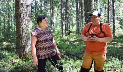 Raija Hämäläinen och Teemu Ukkonen diskuterar i skogen.